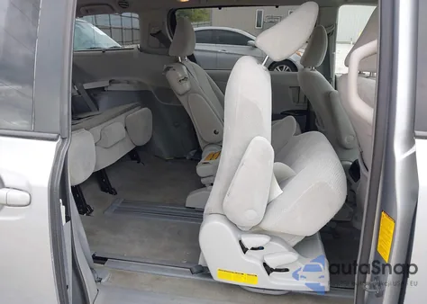 2013 Toyota Sienna Le V6 8 Passenger z USA, uszkodzony, nr VIN 5TDKK3DC5DS348078